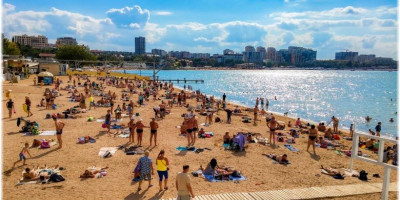 Пляж Эдельвейс в Геленджике - оборудованный пляж в самом центре города для отдыхающих нА 2024 год.